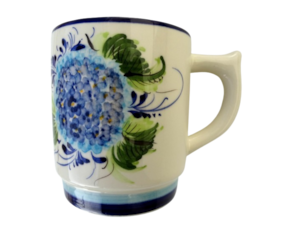 Caneca em faiança pintada à mão motivo hortênsia
