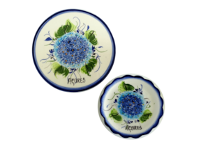 Prato liso mini decorativo em faiança pintado à mão motivo Hortênsia