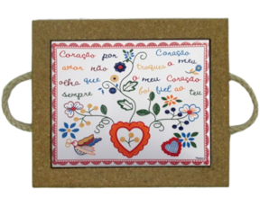 Azulejo com cortiça (com corda) decorado lenço dos namorados 15x20cm