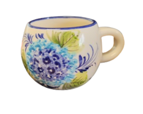 Caneca bojuda em faiança pintada à mão decoração hortênsia 