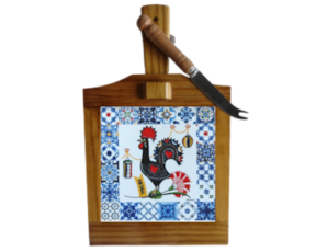 Tábua de queimo em madeira envernizada com azulejo decorado 10*10 cm galo de Barcelos