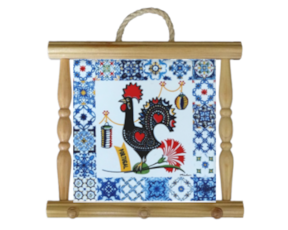 Suporte de panos em madeira natural com azulejo decorado 10*10 cm galo de Barcelos