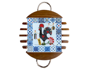 Base de tacho em madeira envernizada com azulejo decorado 10*10 cm galo de Barcelos