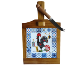 Tábua de queijo em madeira envernizada com azulejo decorado 15*15 cm galo de Barcelos