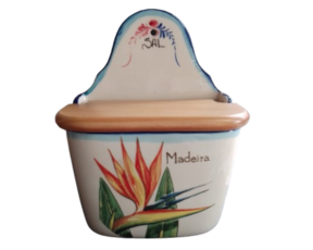 Saleiro em faiança com tampa de madeira decorado estrelícia