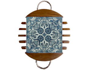 Base de tacho em madeira envernizada com azulejo decorado 10*10 cm padrão 80V.