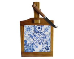 Tábua de queijo em madeira envernizada com azulejo decorado 15*15 cm padrão 76A