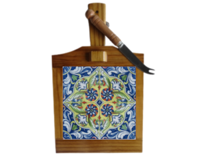 Tábua de queijo em madeira envernizada com azulejo decorado 10*10 cm padrão 80