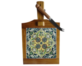 Tábua de queijo em madeira envernizada com azulejo decorado 10*10 cm padrão 80VA