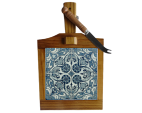 Tábua de queijo em madeira envernizada com azulejo decorado 10*10 cm padrão 80V