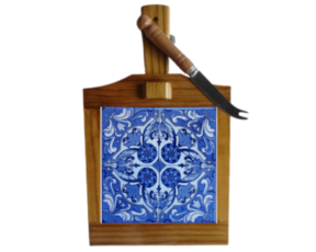 Tábua de queijo em madeira envernizada com azulejo decorado 10*10 cm padrão 83