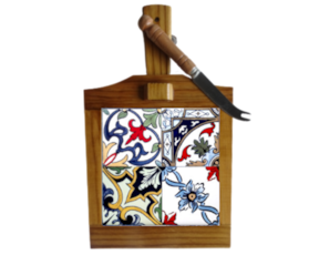 Tábua de queijo em madeira envernizada com azulejo decorado 10*10 cm padrão 76
