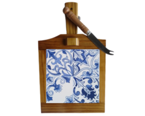 Tábua de queijo em madeira envernizada com azulejo decorado 10*10 cm padrão 76A