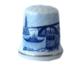 Dedal em porcelana decorado motivo porto azul