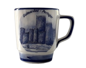Caneca em faiança decorada motivo castelo de Guimarães azul