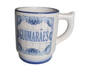 Caneca em faiança decorada motivo Guimarães azul