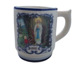 Caneca em faiança decorada motivo Nossa Senhora de Lourdes