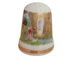 Dedal em porcelana decorado motivo Nossa Senhora de Lourdes