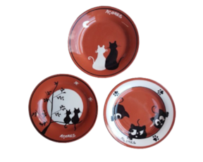 Prato raso em cerâmica (barro vermelho) decoração gatos